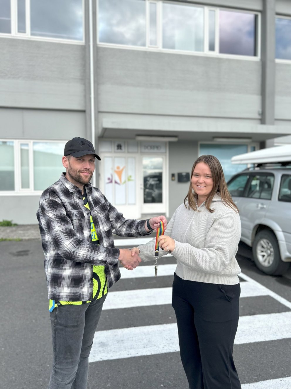 Ársæll og Linda handsala lyklavöldin.