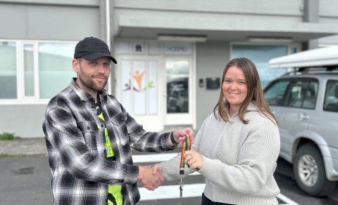 Ársæll og Linda handsala lyklavöldin.